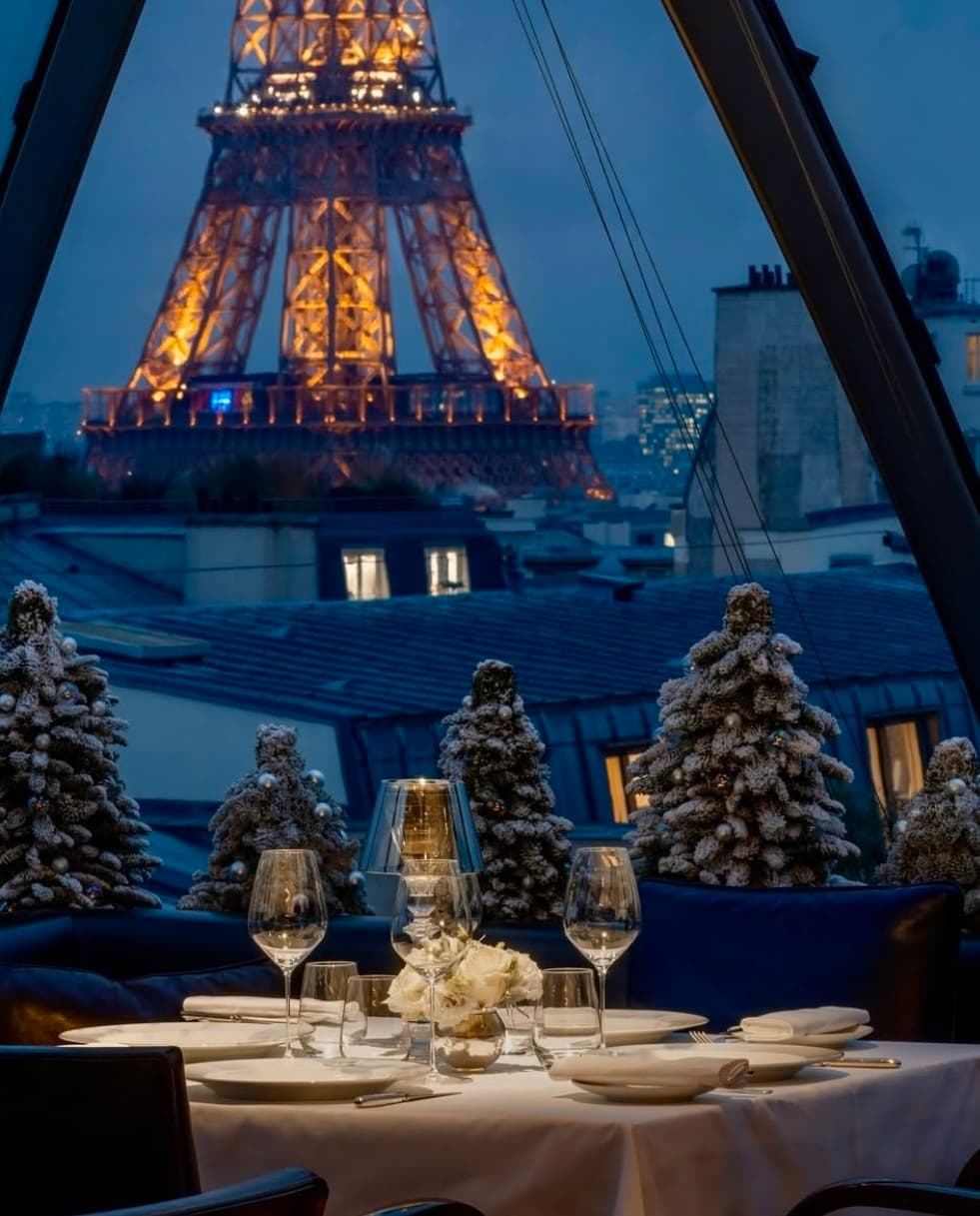 Dîner Privé avec Vue sur la Tour Eiffel: Une Expérience Gastronomique Exclusive